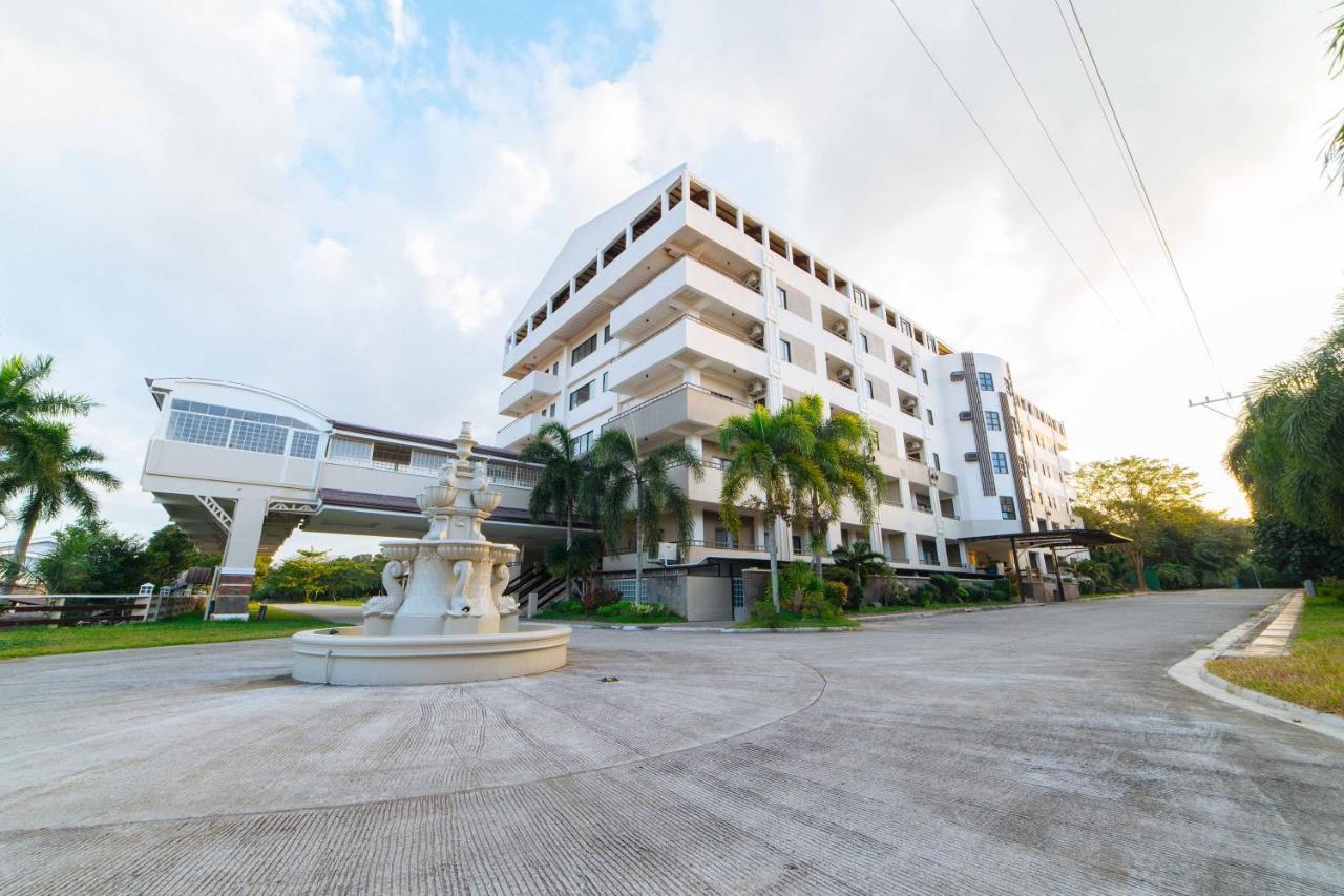 Hotel Reddoorz Premium @ Sta Rosa Tagaytay Road Silang Esterno foto